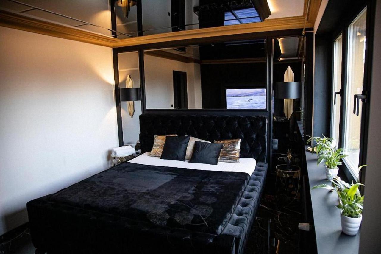Ferienwohnung Black Night Willa Pulkowa Warschau Exterior foto